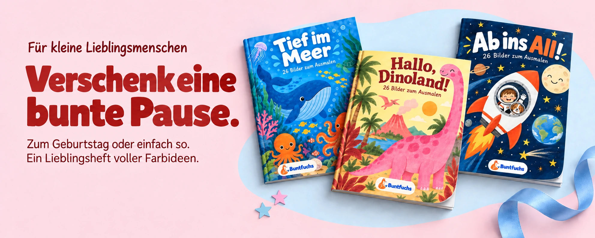 Drei dünne Ausmalhefte mit flexiblen Umschlägen: Tief im Meer, Ab ins All und Dinoland Rosa als Geschenkideen auf rosa und hellblauem Hintergrund.