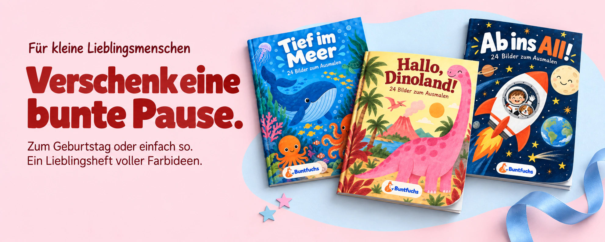 Drei dünne Ausmalhefte mit flexiblen Umschlägen: Tief im Meer, Ab ins All und Dinoland Rosa als Geschenkideen auf rosa und hellblauem Hintergrund.